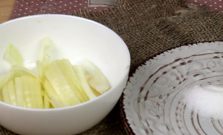 Cut the onions into thin half rings.