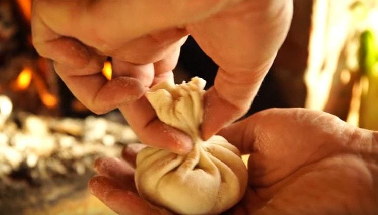 It is important to pinch the dough well so that when frying tasty meat juice does not spill out.