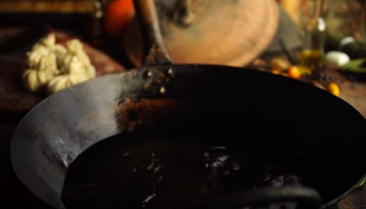 Heat the oil thoroughly in a frying pan.