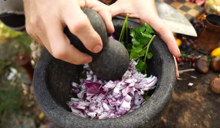 Add cilantro to the onion and grind both of these ingredients in a mortar.
