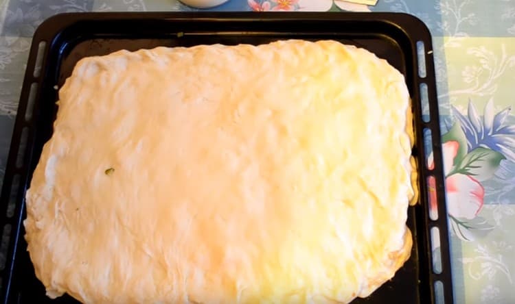 Grease the top of the workpiece with a mixture of yolk and milk.