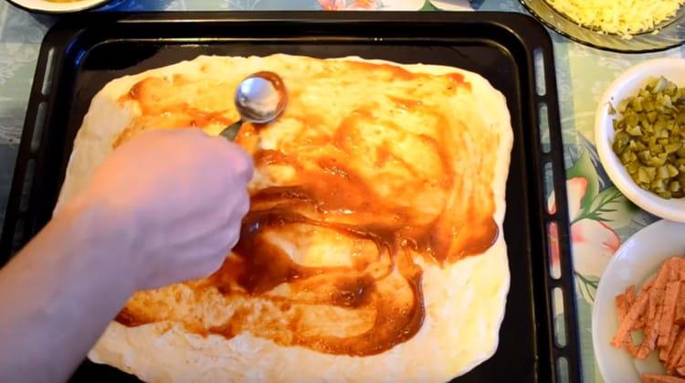 Lubricate the dough with ketchup.