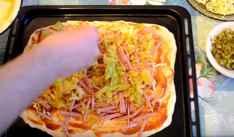 Spread finely chopped bell pepper.