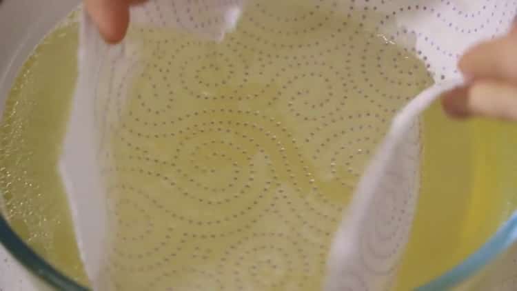 To prepare the jellied fish with gelatin, strain the broth