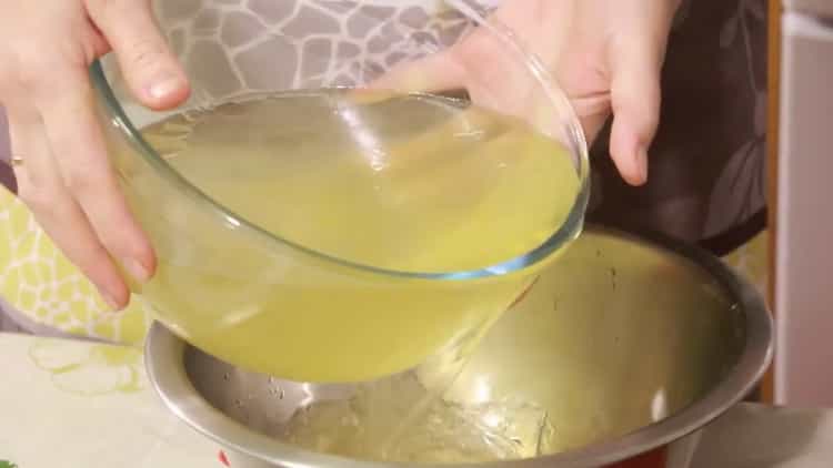 Dissolve gelatin to make jellied fish with gelatin