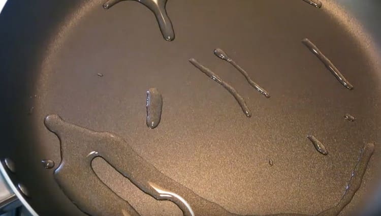 Heat the pan with vegetable oil.