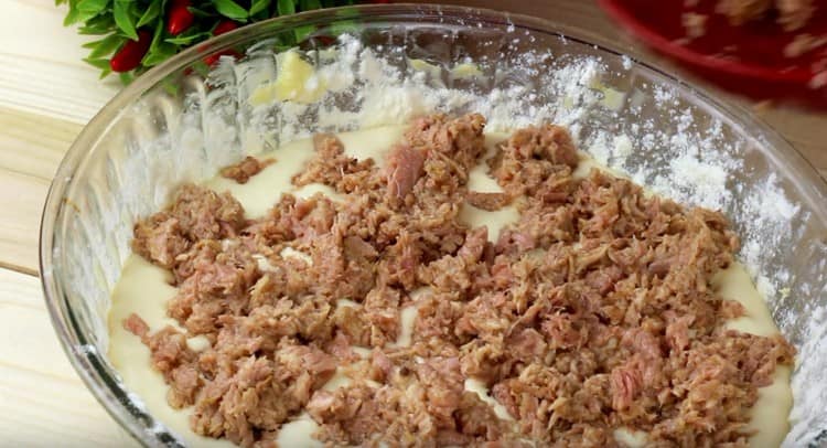 distribute canned food evenly over the test.