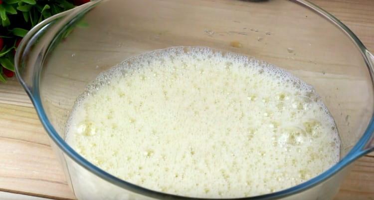 To begin, beat the eggs with sugar and salt.