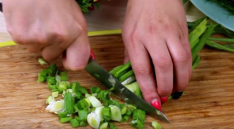 Grind fresh green onions and dill.