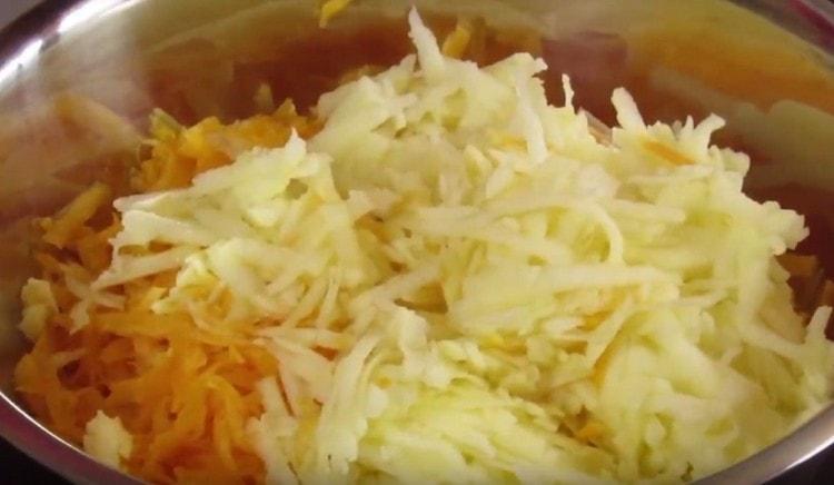 On the same grater, three peeled apple.