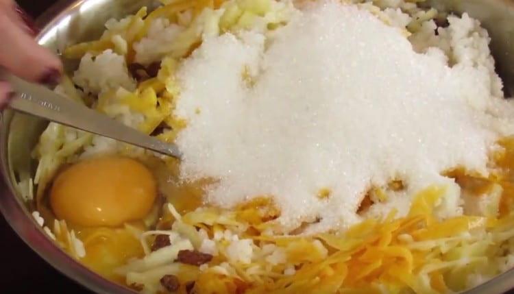 Add sugar and vanilla sugar to the dish.