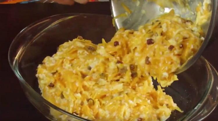 Lubricate the baking dish with vegetable oil and spread the mixed mass into it.