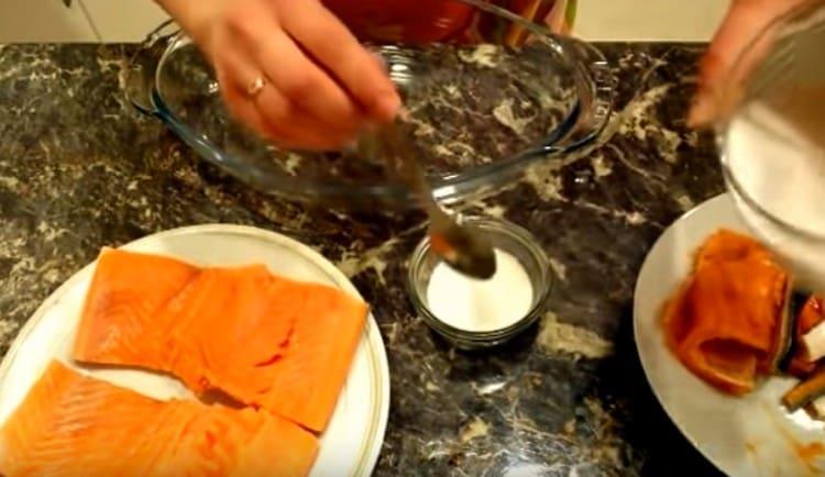 Mix salt with sugar.