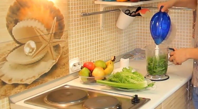 In the blender, we interrupt fresh herbs, adding a little water.