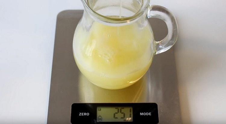 The resulting juice is poured into a jug.