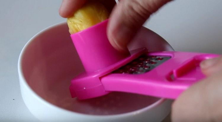 Rub ginger on a fine grater.