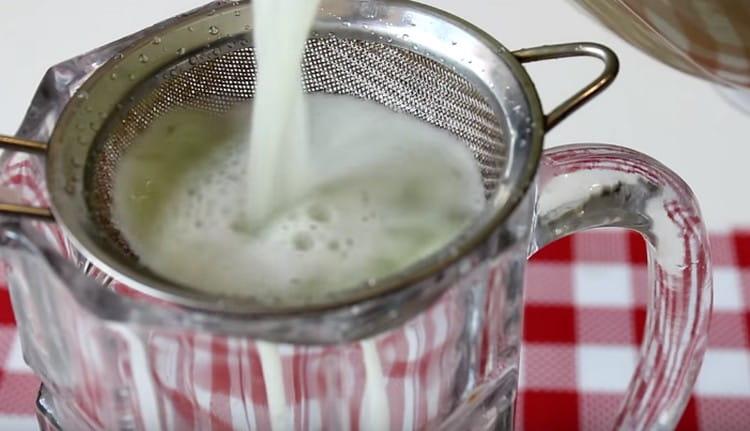 After stirring the drink with a blender, filter it through a sieve.