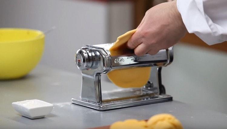 Roll out the other half of the dough in the same way.