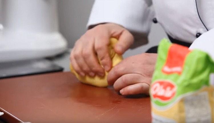 Roll the dough into a ball and leave for the time of preparation of the filling.