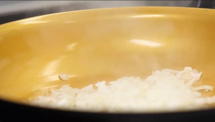 Fry the onions in a pan.