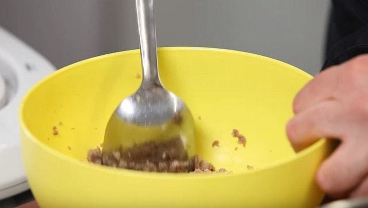 Mix the meat with onions, add salt, pepper.