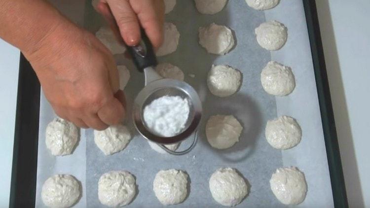 Sprinkle each cookie with icing sugar through a strainer.