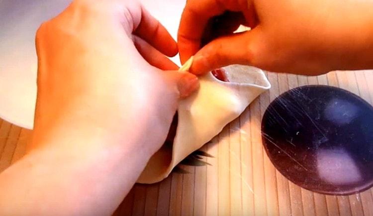 The classic way to sculpt manti.