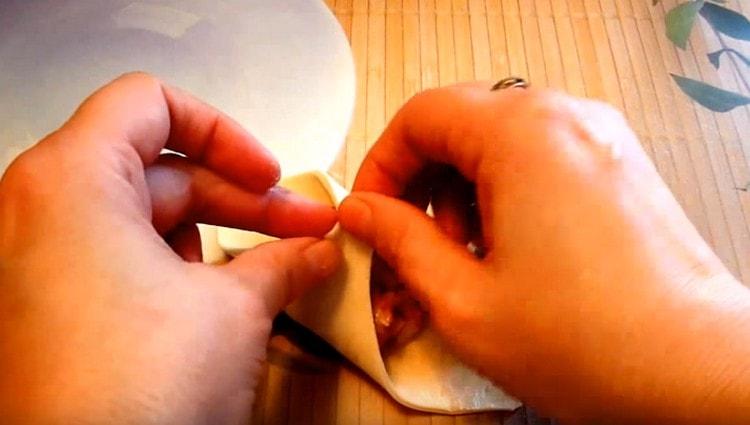 We fasten together diagonally opposite corners of the square of the test.