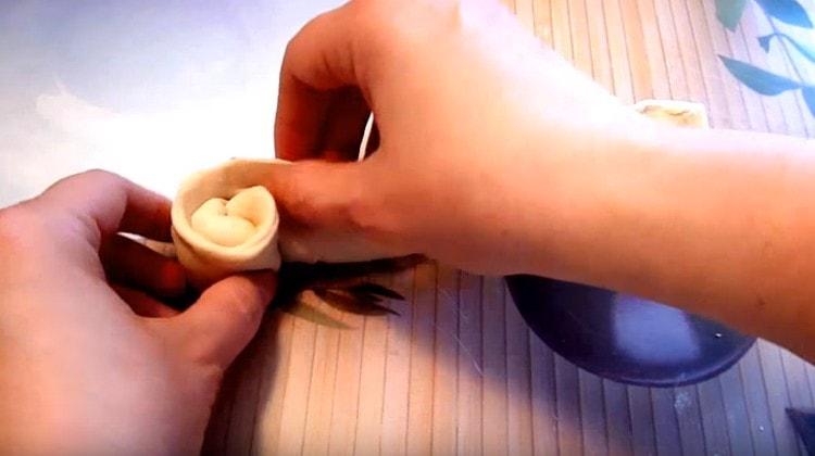 We roll the resulting sausage with the roll.