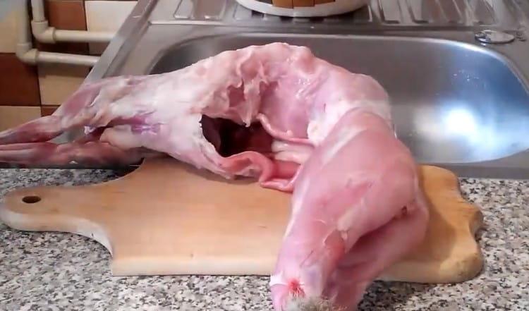 We thoroughly wash the rabbit carcass.