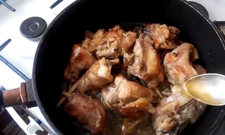 In the process of frying, we must water the pieces of meat with the juice formed in the pan.