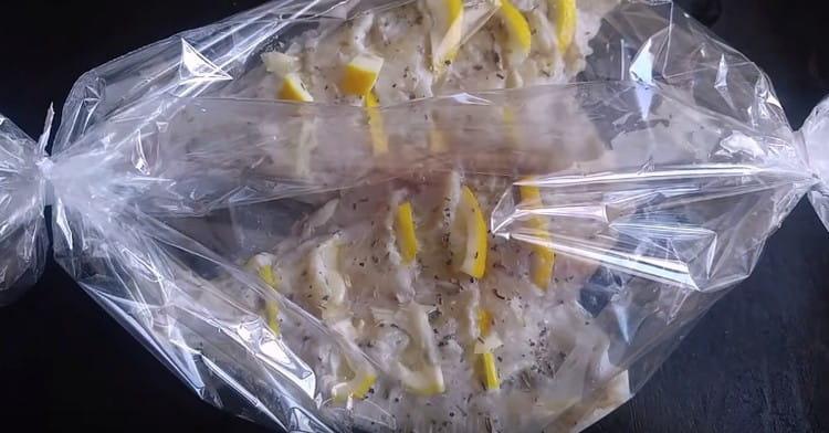 Close the edges of the sleeve and send the fish to the oven