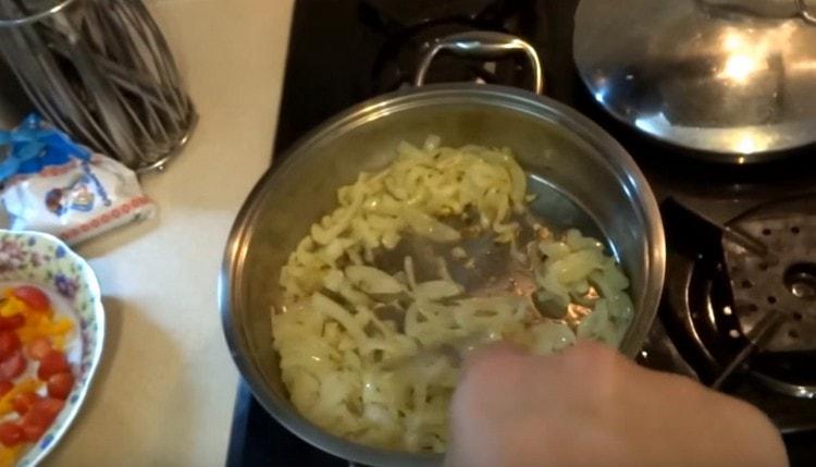 Fry the onions in a pan.