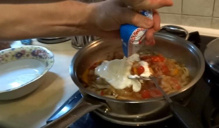 Next, add sour cream to the gravy.