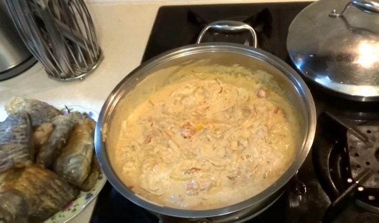 We cook the gravy for a few more minutes, salt and pepper to taste.