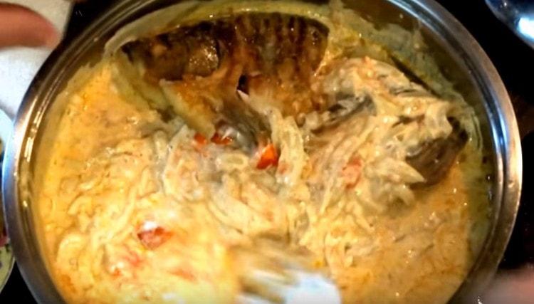 We lay in gravy pieces of crucian carp.