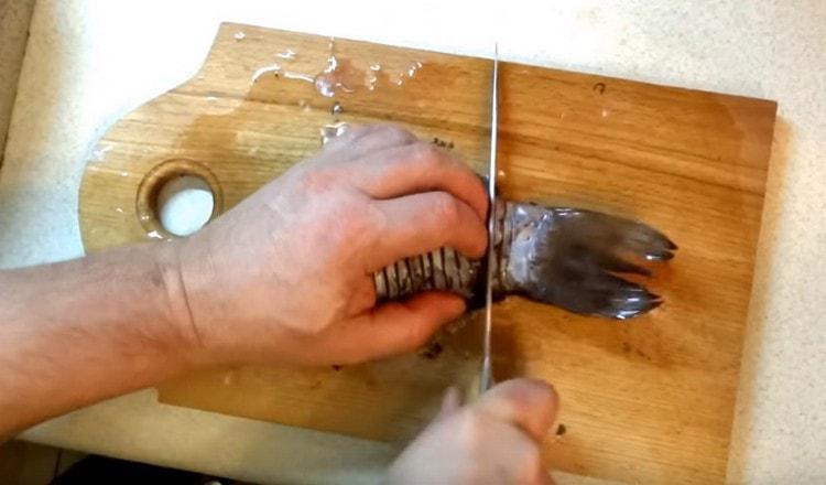Cut the tails and cut the fish into pieces.