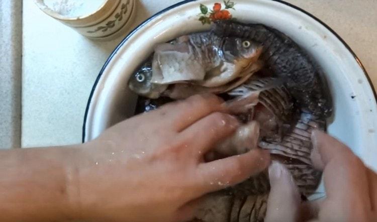 Put the fish in a bowl and salt.