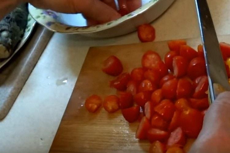 Cut the tomatoes into pieces.