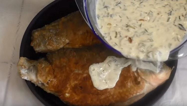 Fill the crucian with sauce and send to the oven.