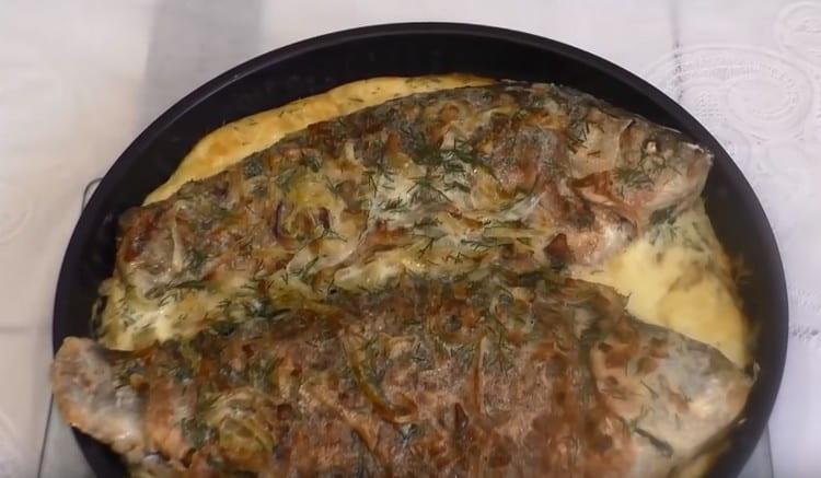 Crucian in sour cream in the oven. cooked according to this recipe, it turns out very tender.