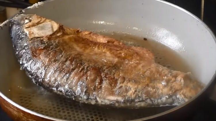 Fry crucians on both sides.