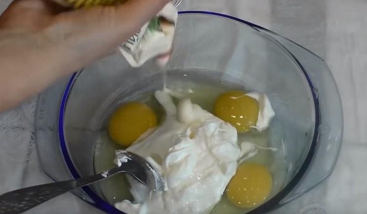 To make the sauce, mix sour cream with eggs.