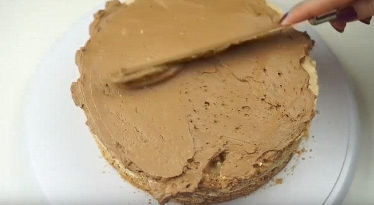spread the second cake and grease it with chocolate cream.