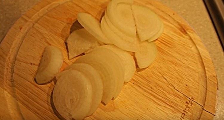 Cut the onions into thin half rings.