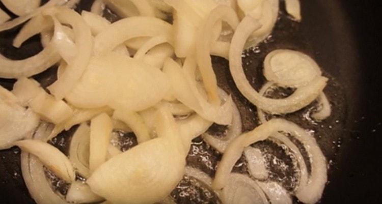 Fry the onion in a pan.