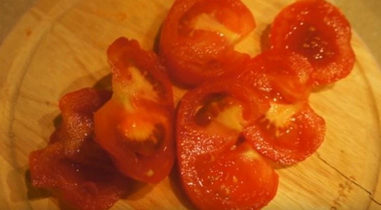 Cut the tomato into thin slices.