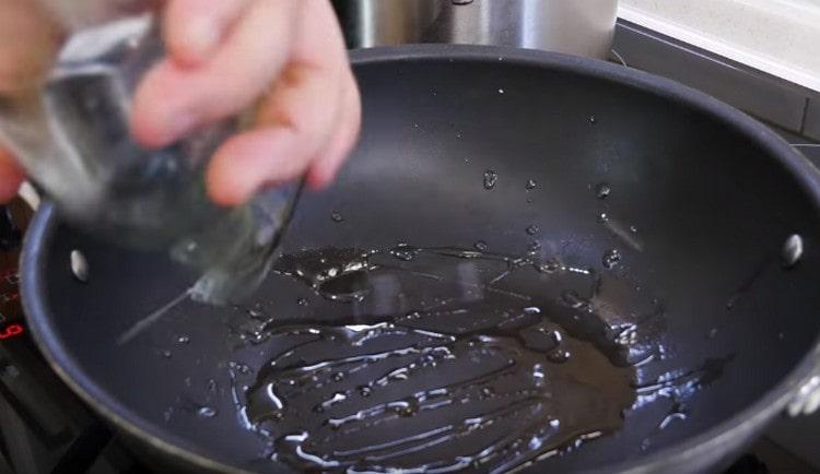 Heat the pan with vegetable oil.