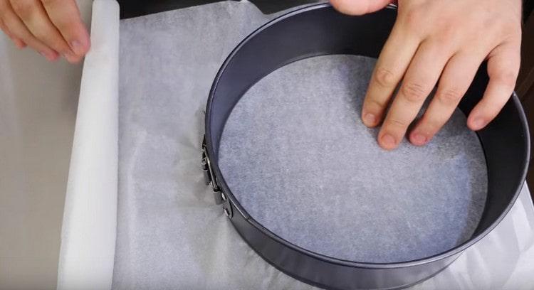 We cover the bottom with a parchment of a demountable baking dish.