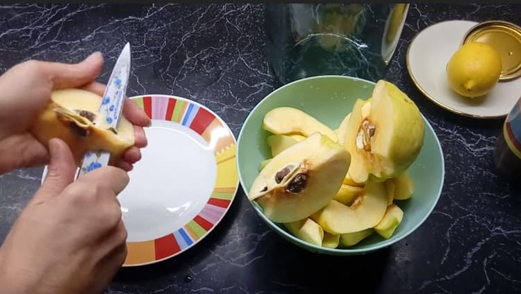 I carefully wash the quince, cut out a seed box.